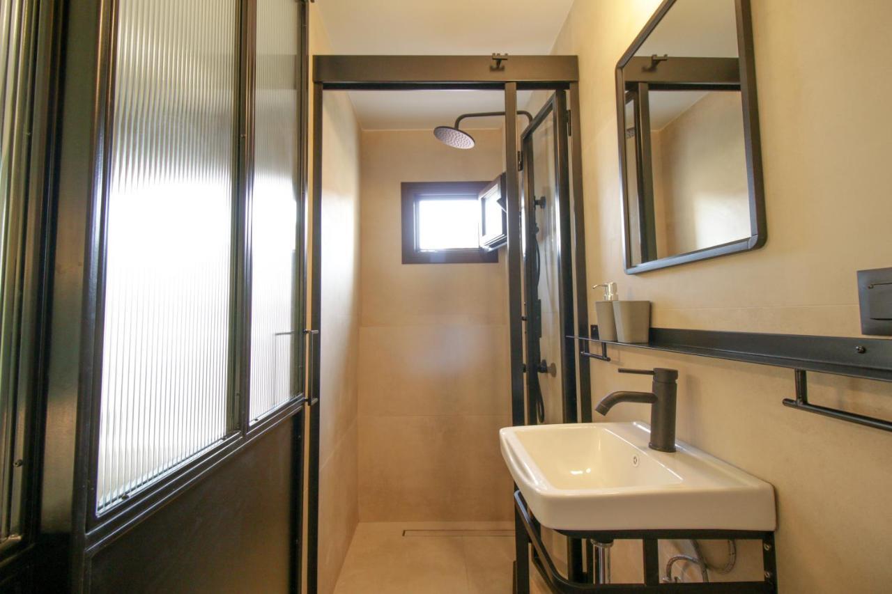 Onos - 2 Bedroom 2 Bathroom Penthouse With Terrace In Old Town 칼라마타 외부 사진