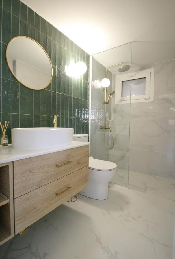 Onos - 2 Bedroom 2 Bathroom Penthouse With Terrace In Old Town 칼라마타 외부 사진